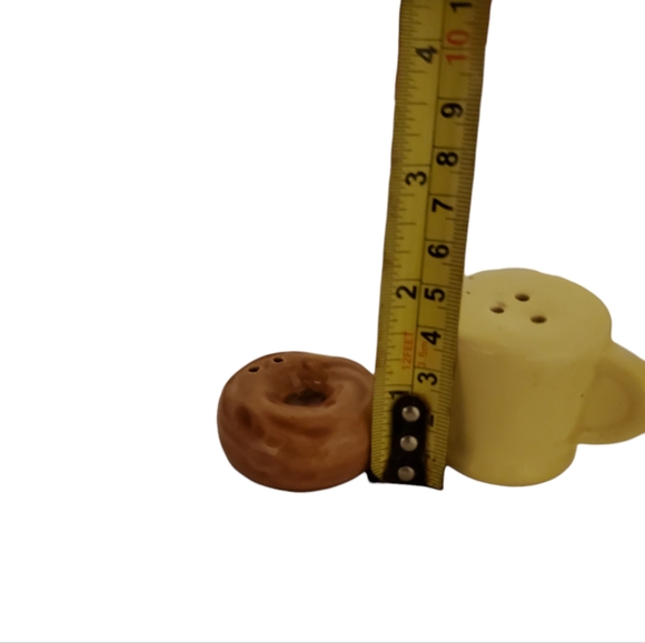Small vintage coffee and donut salt and pepper shakers - Picture 2 of 3